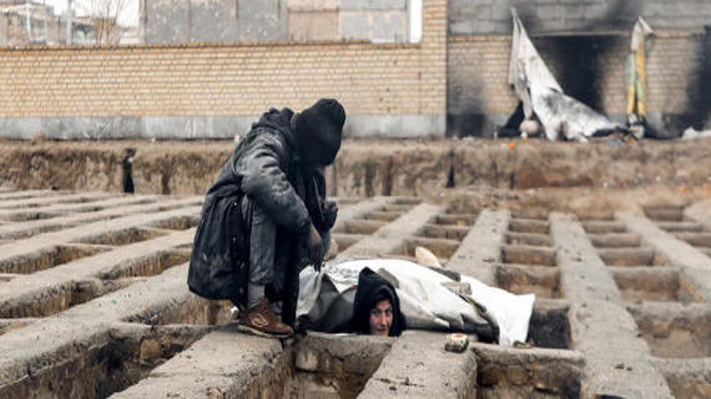 "له‌ گۆڕدا ده‌ژین"